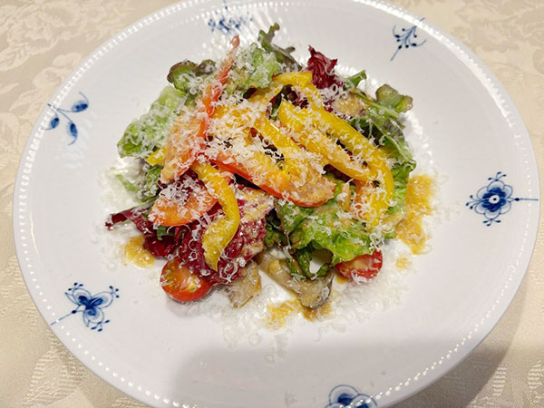 BAN特製サラダ（⾃家製⽩ゴマドレッシング）